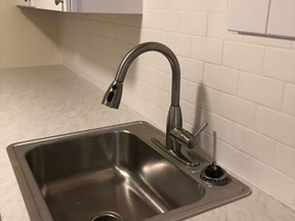 5th image of 910 E 8th Ave #201