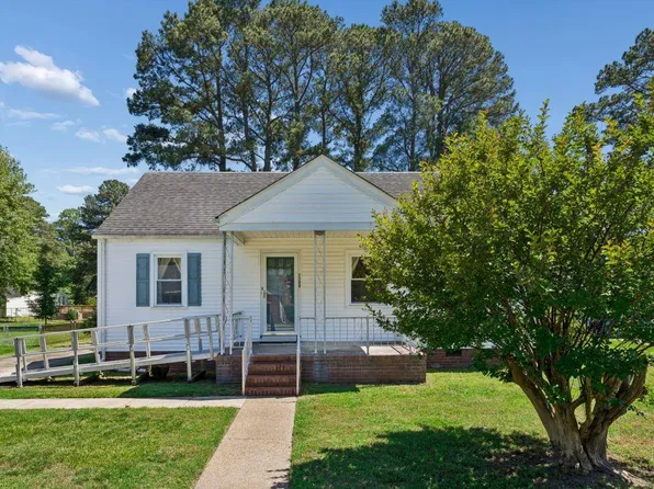 2209 Wintergreen Dr, Chesapeake, VA 23323