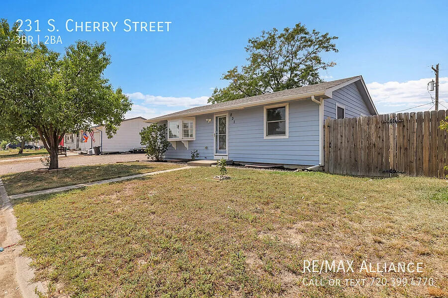 Beautifully Renovated Home with Modern Finishes & Spacious Yard — Photo 2