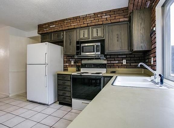 3rd image of 405 Kensinger Ct