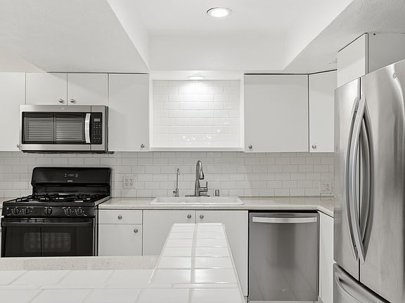 4th image of 1037 N Vista St APT 206