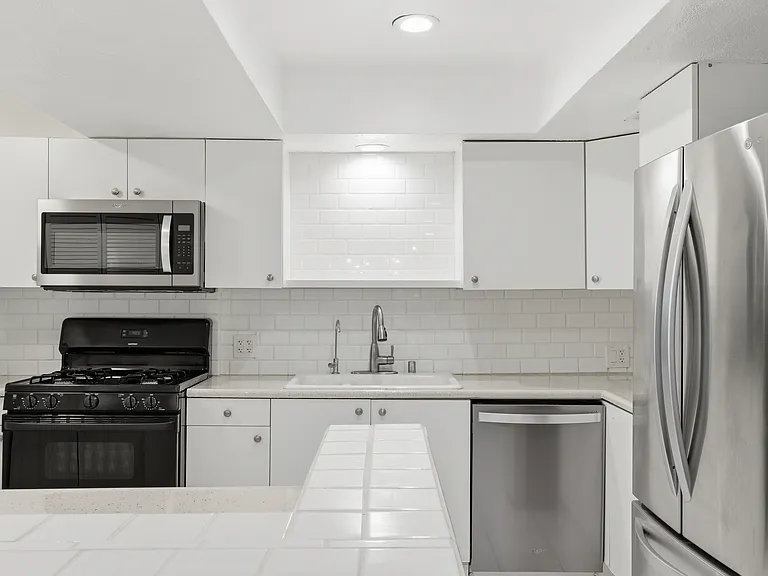 1037 N Vista St #206 — Photo 4