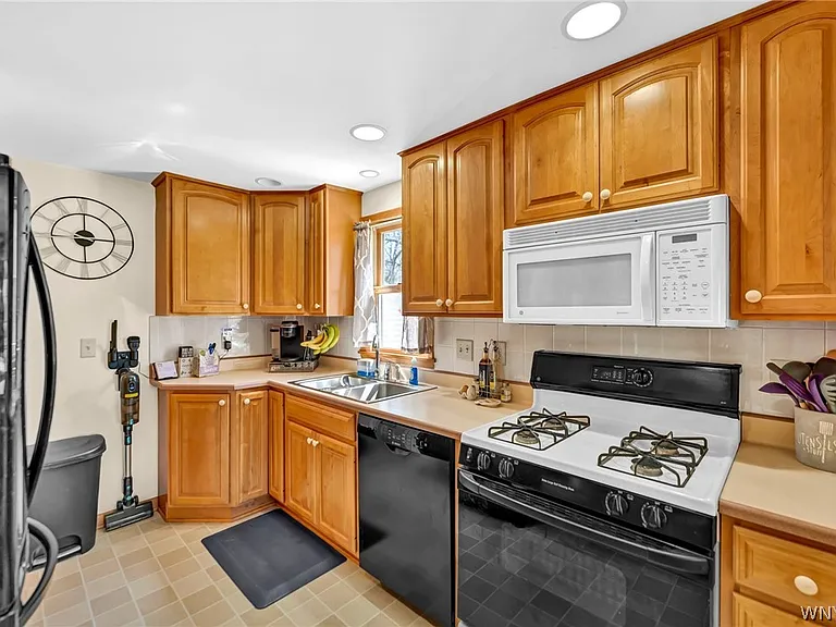 252 Royal Pkwy E — Photo 16