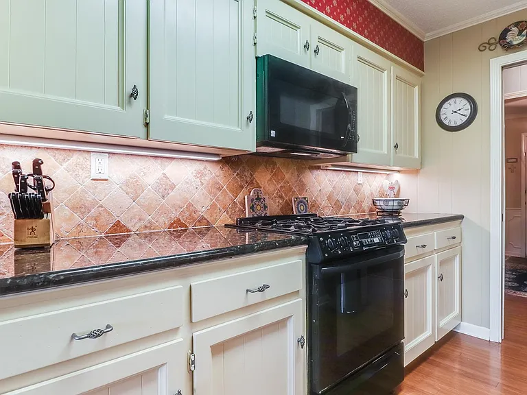 412 Woodvale Ave — Photo 12