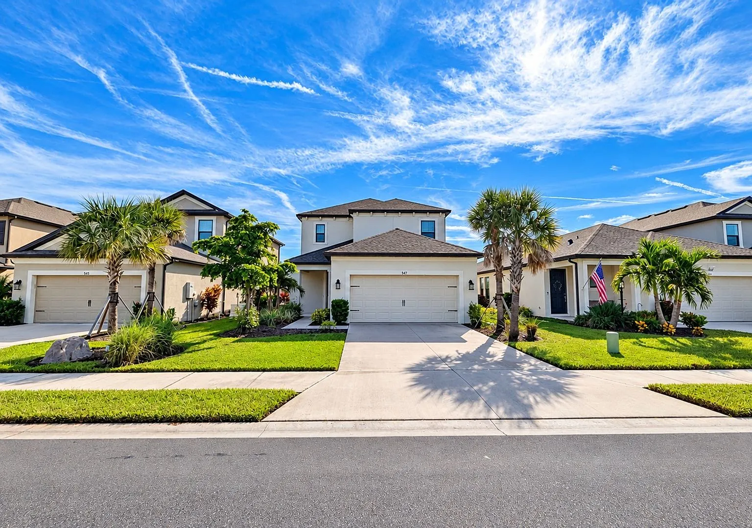 Seasonal/short term ONLY Almost brand new 3/4 SFH at Grandview community in Bradenton — Photo 1