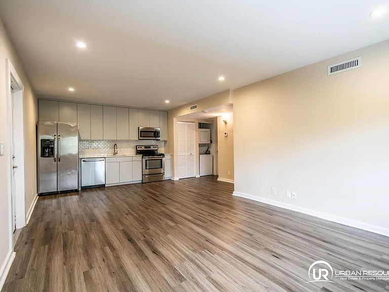 2400 NE 26th St #6 — Photo 7