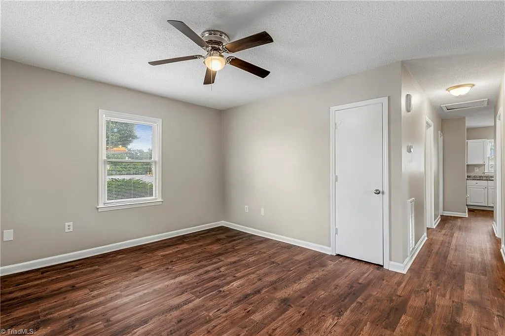 3 bed, 1.0 bath, 1000 sqft, $1,275 — Photo 2