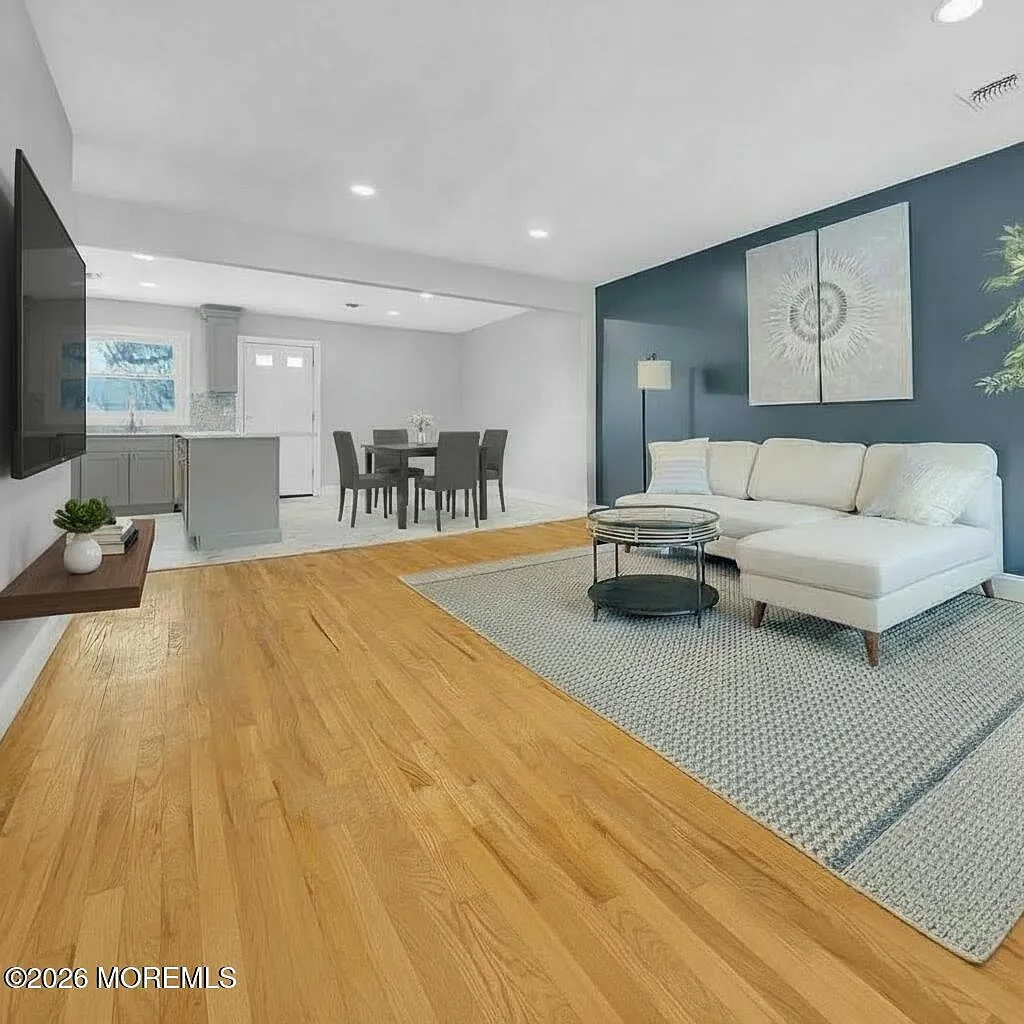 2 bed, 1000 sqft, $2,400 — Photo 4