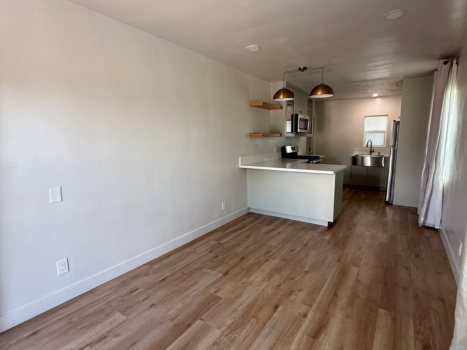 2 bed, 900 sqft, $2,500 — Photo 2