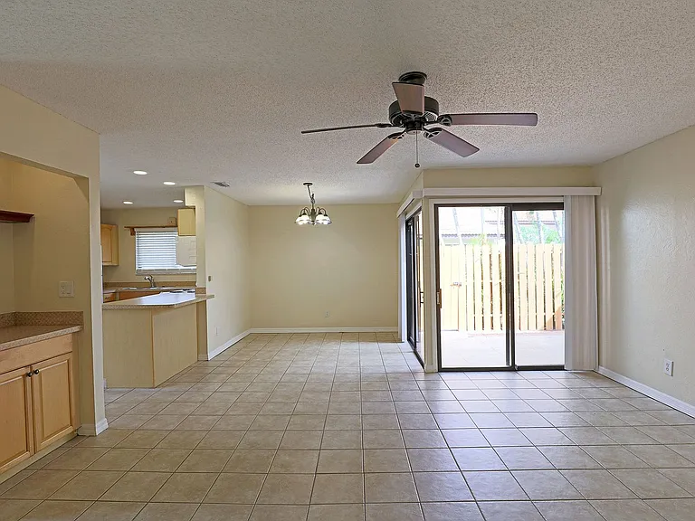 1420 Park Shore Cir #3 — Photo 12