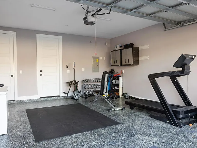 64 N Park Ave — Photo 29