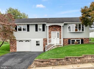 41 S 3rd St, Akron, PA 17501