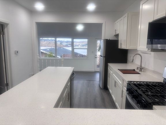 5th image of 428 Winslow St