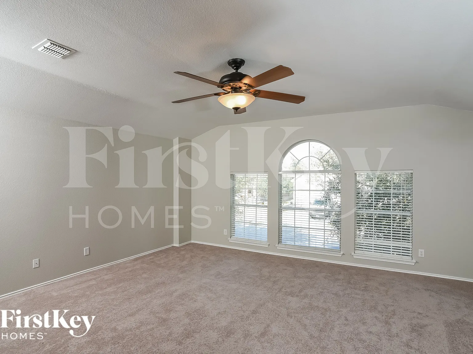 4 bed, 3.5 bath, 3052 sqft, $2,015 — Photo 2