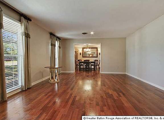 4th image of 1521 Sherwood Forest Blvd