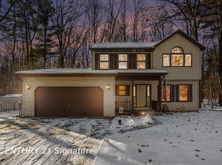 909 S Pinecroft Ln, Midland, MI 48640