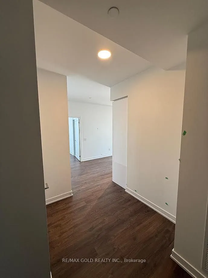 5105 Hurontario St — Photo 2