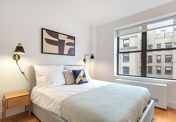 4th image of 218 E 52nd St #23