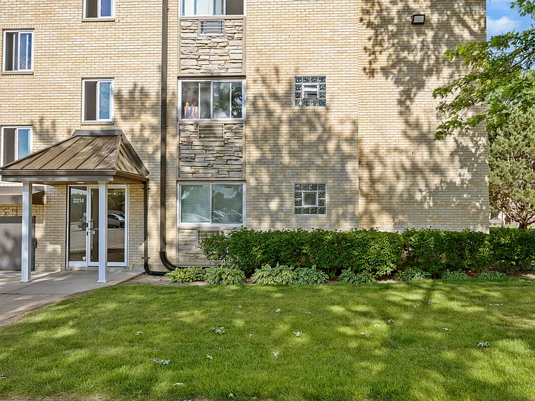 2214 S Goebbert Rd #178 — Photo 21