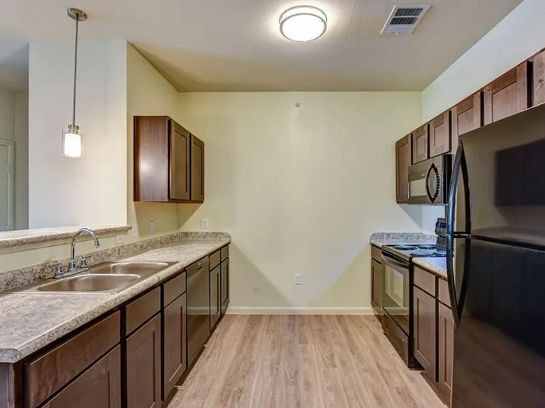 Shadow Ridge Apartment Homes — Photo 4