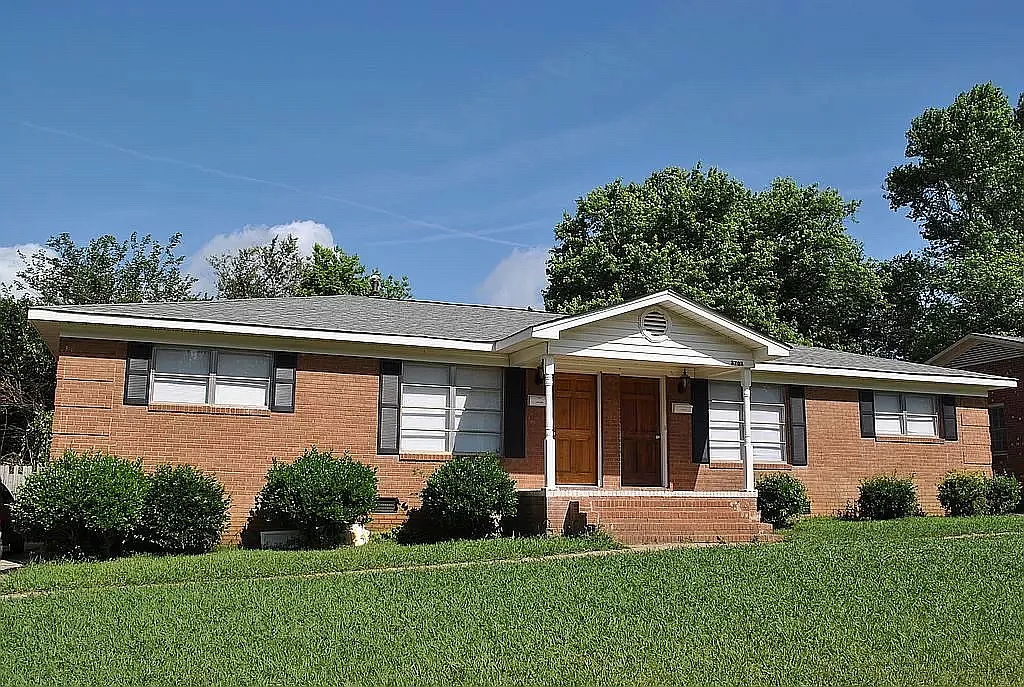 3 bed, 1100 sqft, $1,900 — Photo 1