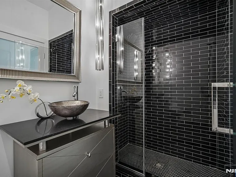 2B Paris Ave — Photo 11