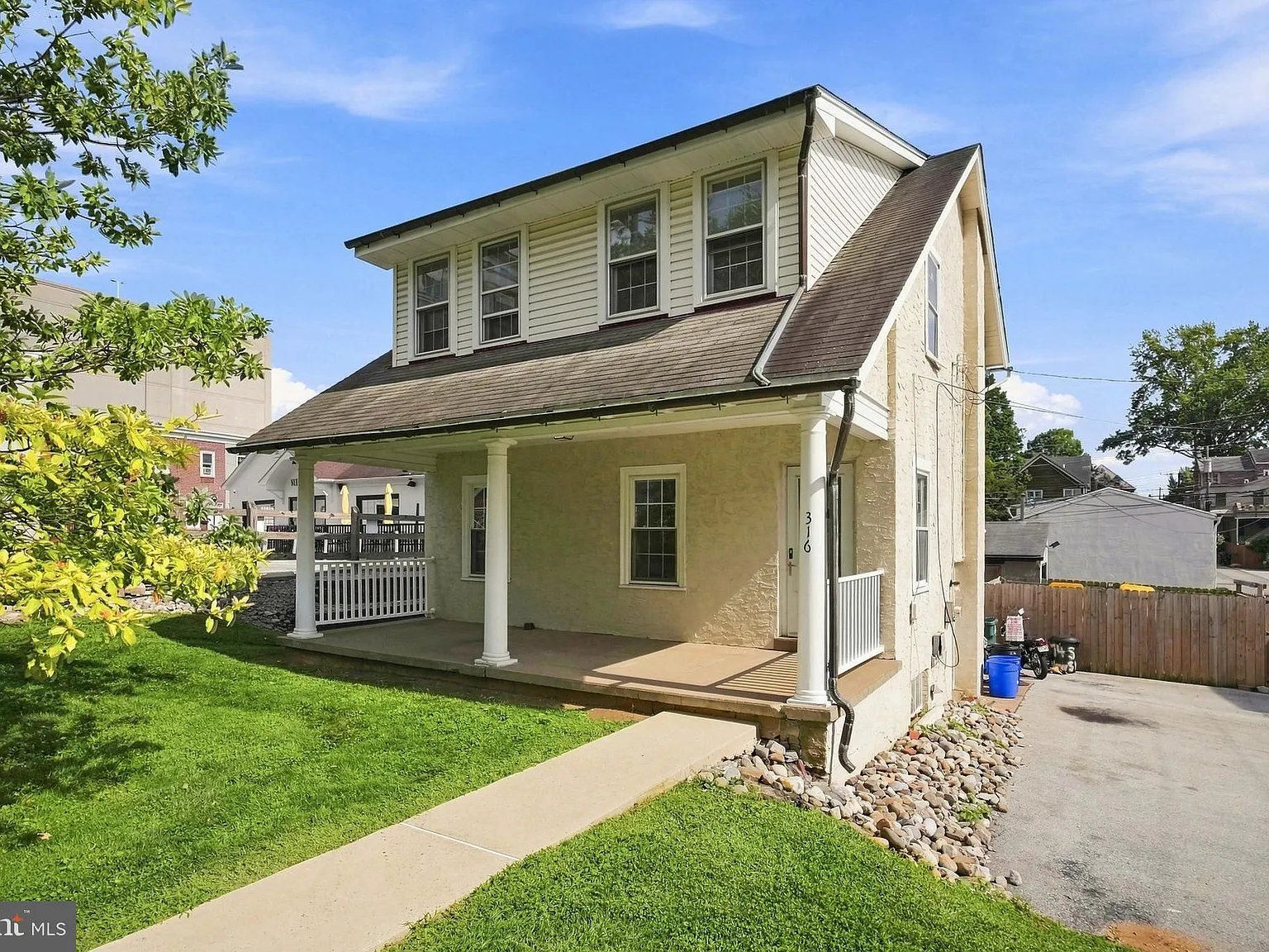 3 bed, 1.0 bath, 1272 sqft, $2,650 — Photo 1