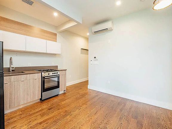 5th image of 903 Saint Johns Pl APT 3B