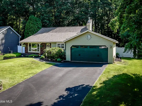 43 Algonquin Road, Halfmoon, NY 12065