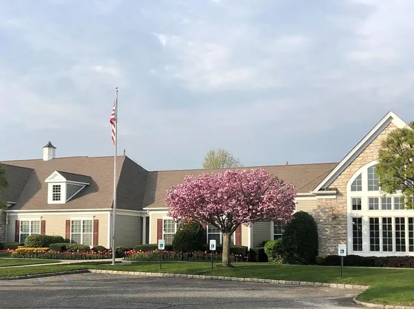 4 Philips Court #4, Mount Sinai, NY 11766