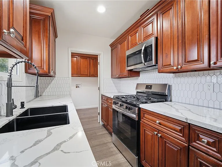 7620 Variel Ave — Photo 10