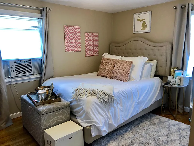 Previous tenancy- bedroom w/double closet