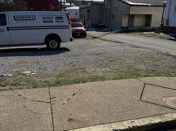 119 1/2 1st St, Clarksburg, WV 26301