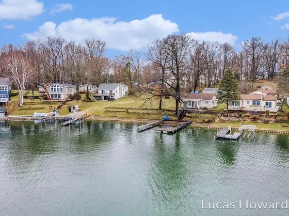 11417 Lakeshore Dr, Plainwell, MI 49080