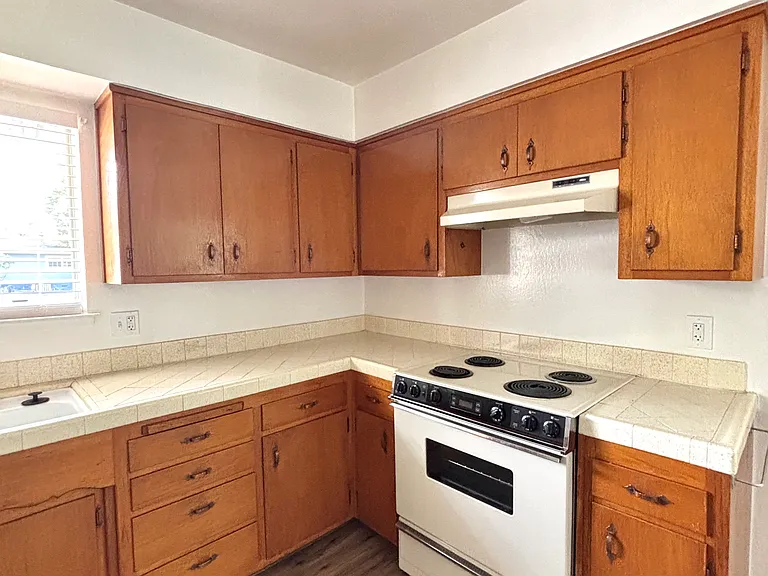1347 Palomar Cir #1 — Photo 6