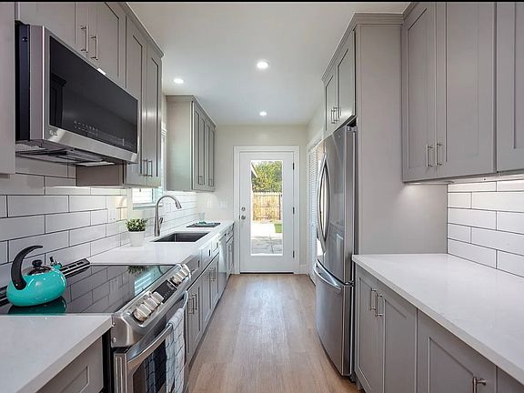 3rd image of 813 Encino Pl