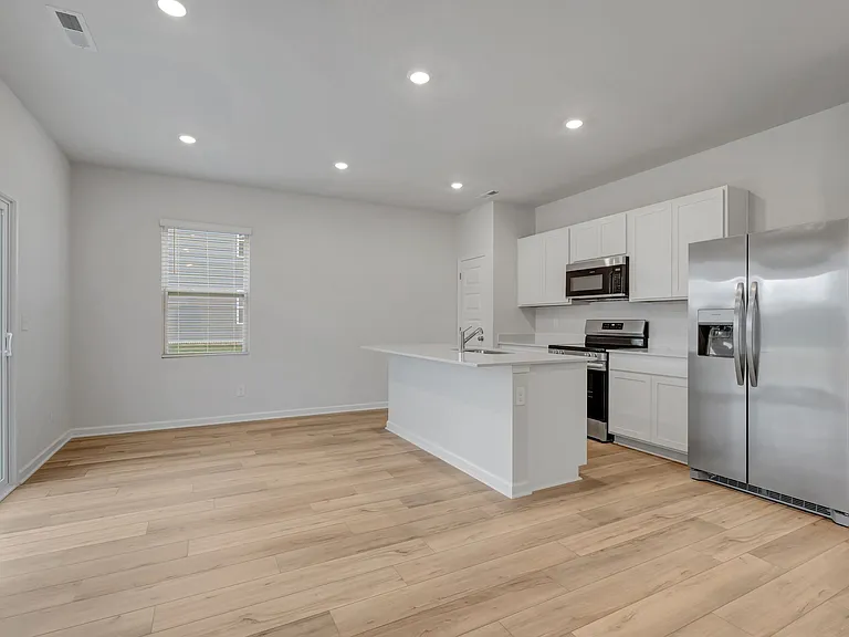 720 Emerson Ln — Photo 13
