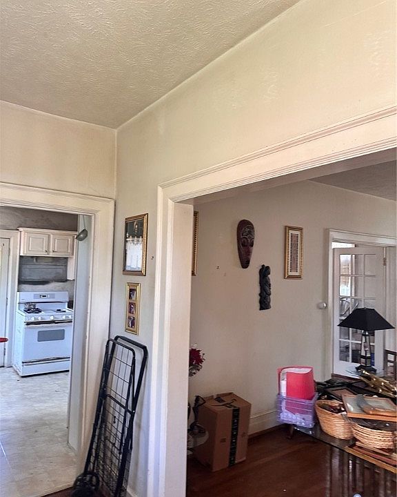 2nd image of 2711 Montrose Ave