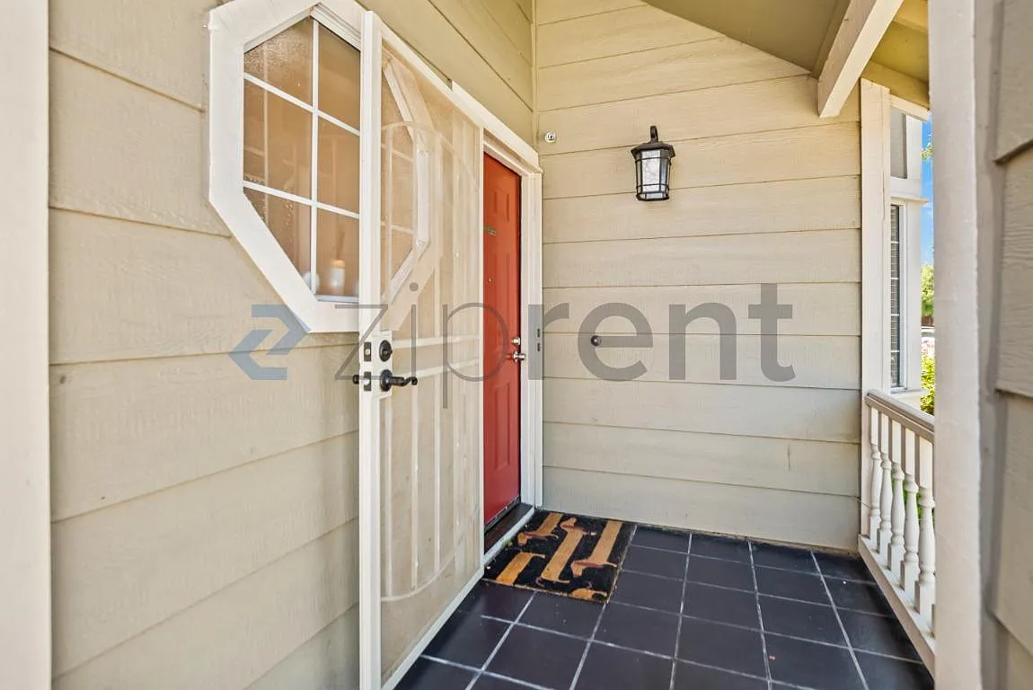 3 bed, 2.5 bath, 1370 sqft, $4,425 — Photo 3