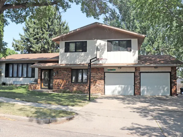 216 W Apollo Ave, Bismarck, ND 58503