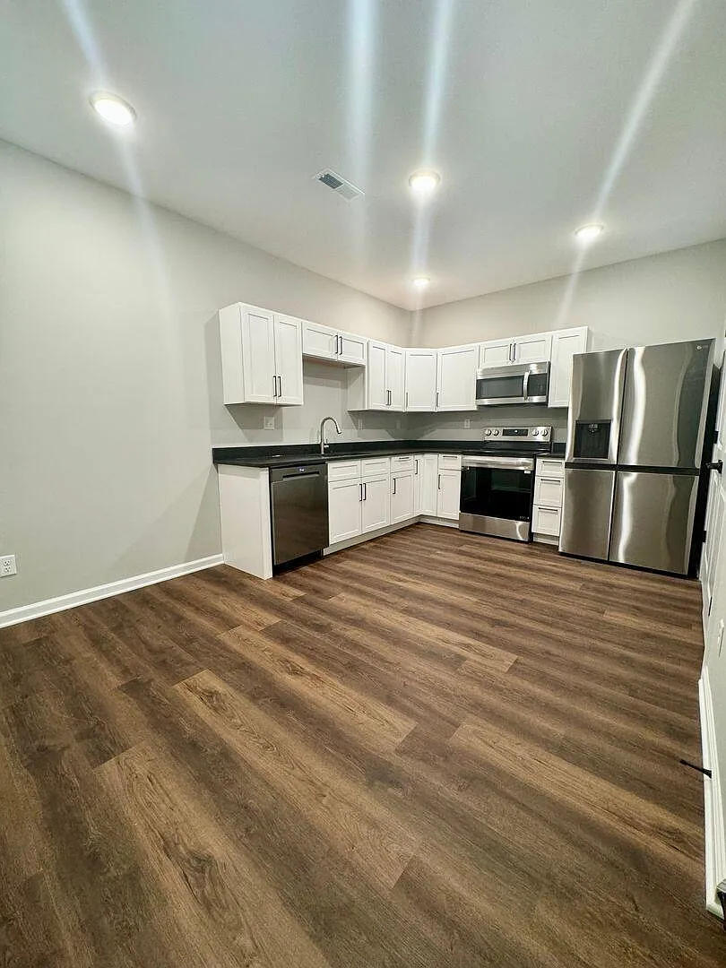 1 bed, 1.0 bath, 857 sqft, $1,355 — Photo 2