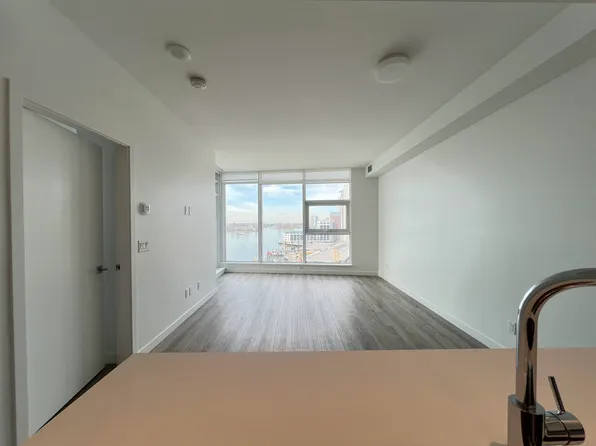 680 Quayside Dr #802, New Westminster, BC V3M 6Z6