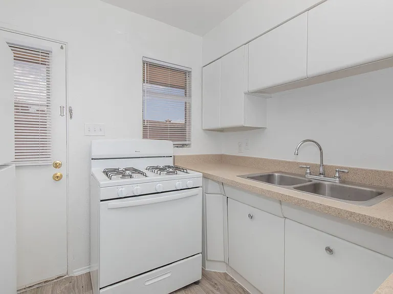 Country Club Apartments — Photo 11
