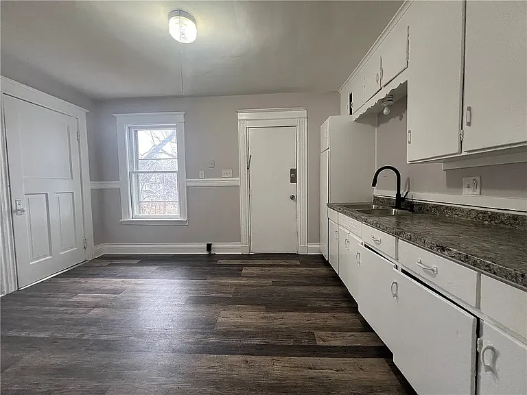 445 Flint St — Photo 13