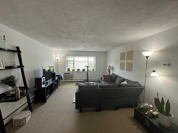 1077 Chestnut St APT 7, Newton, MA 02464