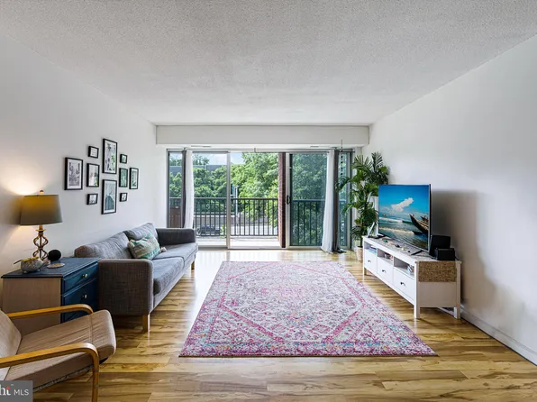 1300 Army Navy Dr APT 327, Arlington, VA 22202