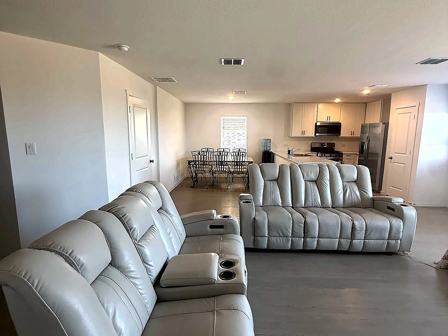 4 bed, 2.5 bath, 2056 sqft, $2,550 — Photo 3