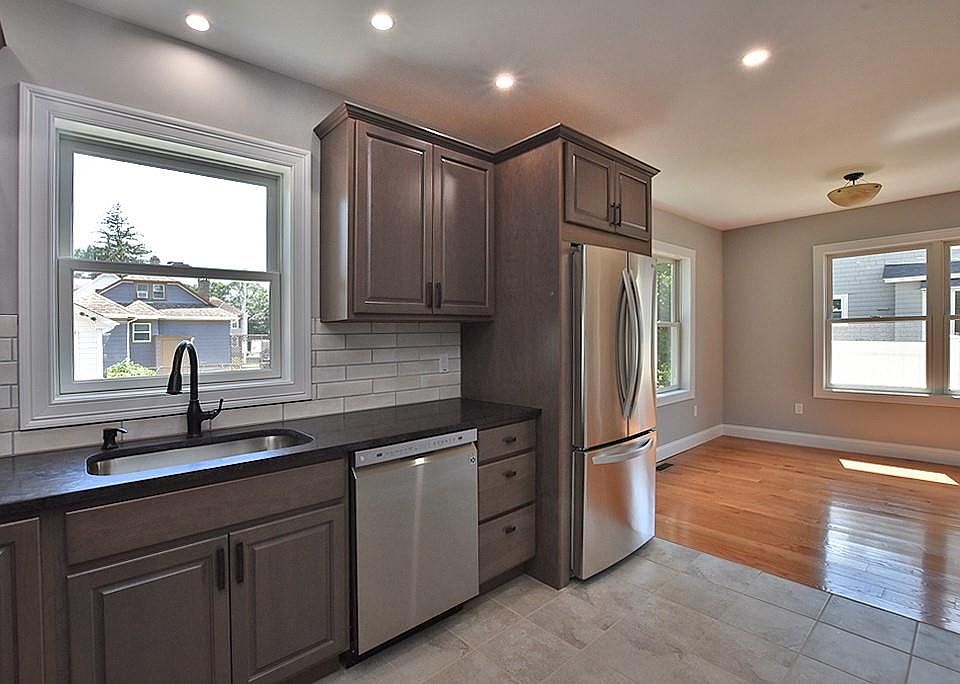 102 Oakland Ave, Cranston, RI 02910 Zillow