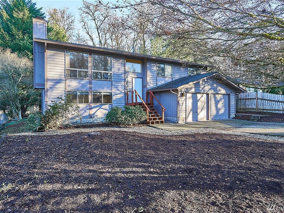 Inviting front entry of this split level home in Cherokee Bay.