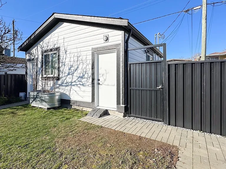 2723 Turner St — Photo 9